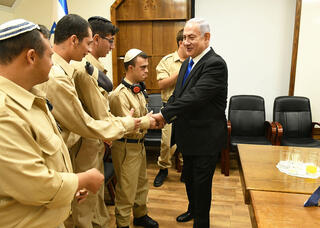 Prime Minister Benjamin Netanyahu greets Special in Uniform soldiers