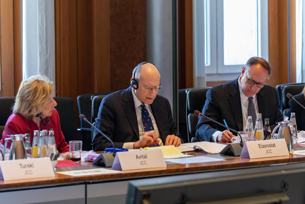 Колетт Авиталь, посол Стюарт Айзенштат и Грег Шнайдер за столом переговоров 