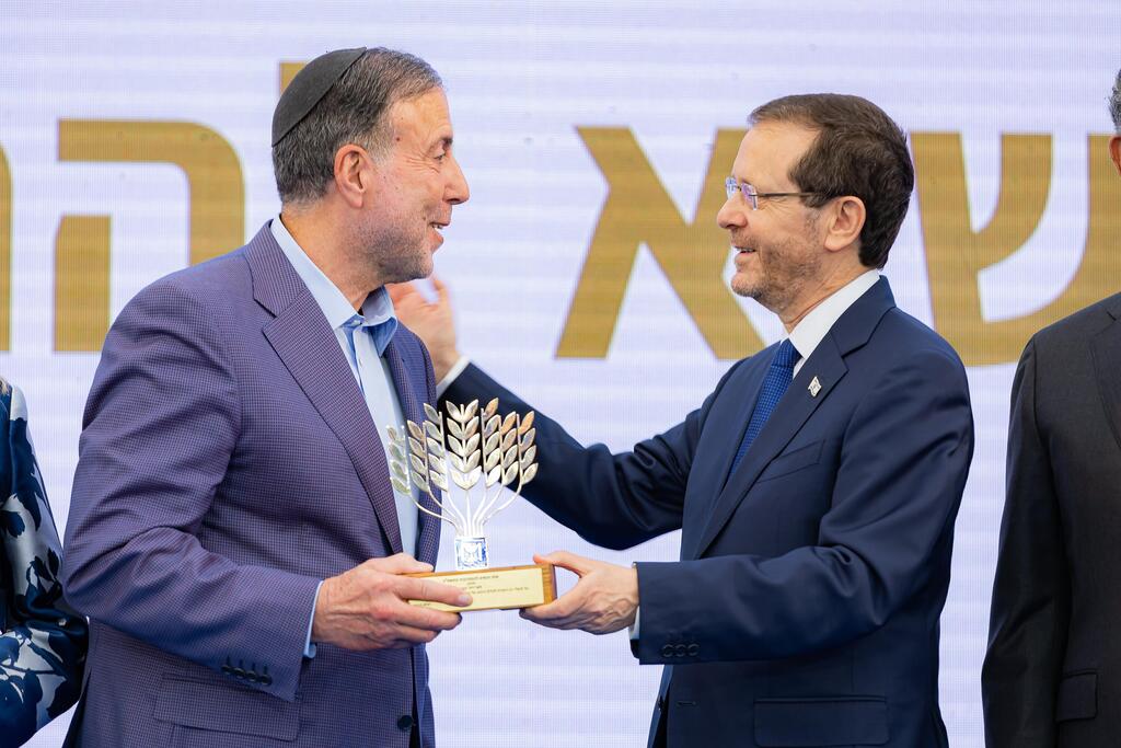 philanthropist David Hager received the badge from President Yitzchak Herzog for his work promoting military service for Haredi men 