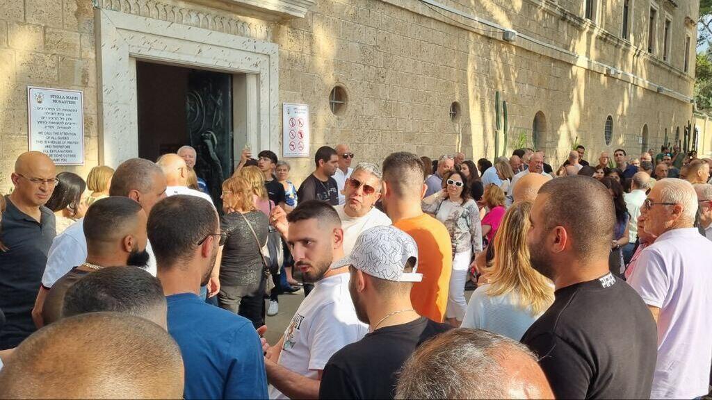 מחאת הערבים הנוצרים כנגד החסידים שהתפללו בכנסיית סטלה מאריס בחיפה