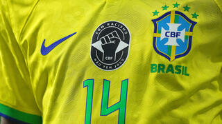 סמל נגד הגזענות על חולצת נבחרת ברזיל
