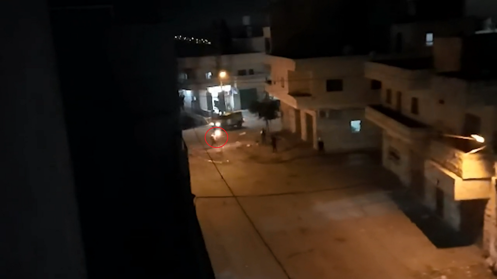 רגע השלכת בקבוק התבערה על כוח צה"ל