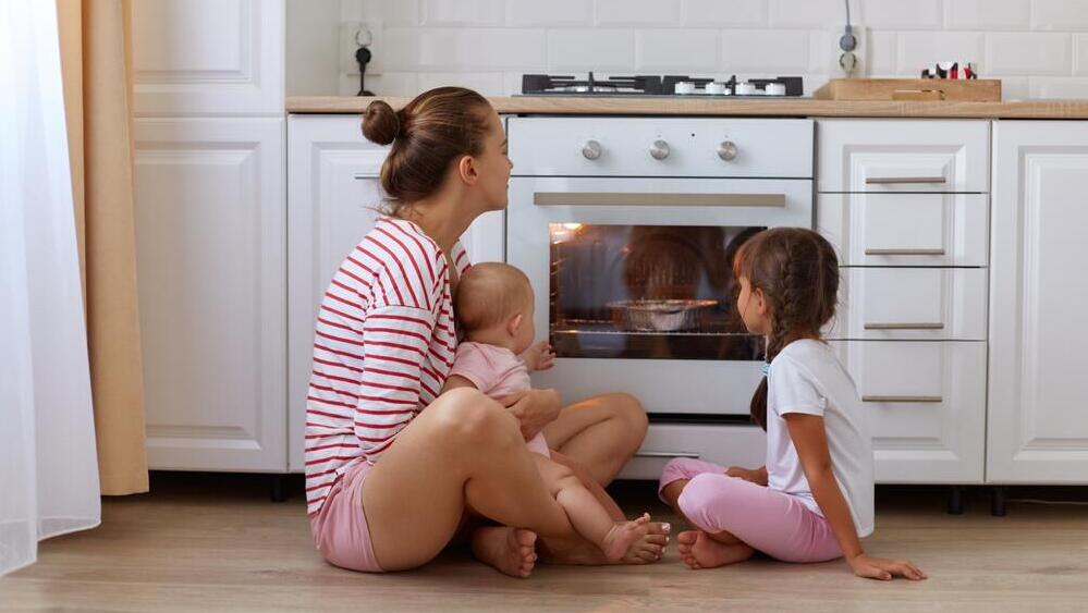 Объясните детям, что такое горячая духовка, до того, как им станет любопытно ее открыть самим 