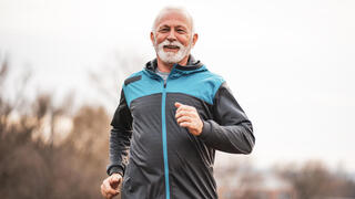 איש מבוגר מבצע אימון ריצה