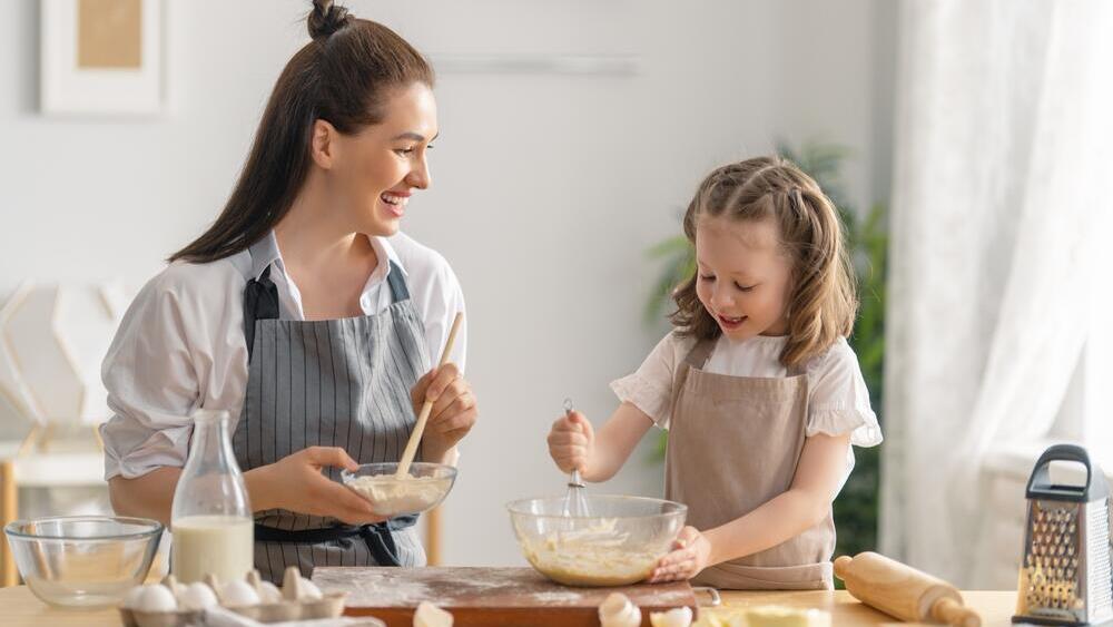 Предложите ребенку выполнить задание на кухне, подходящее ему по возрасту 