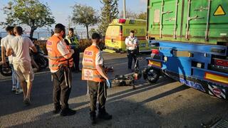 צעיר בן 14 התנגש במשאית חונה עם אופניים חשמליים ונהרג