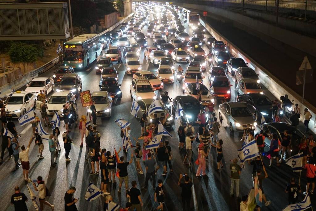 איילון חסום לתנועה בהפגנה נגד המהפכה המשפטית בתל אביב