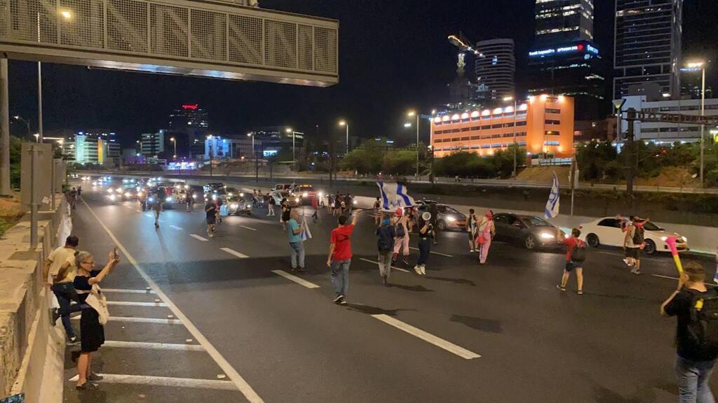 איילון חסום לתנועה בהפגנה נגד המהפכה המשפטית בתל אביב