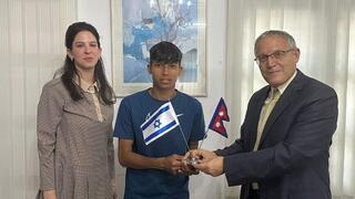 סביטרה בהנדרי מתקבלת בשגרירות ישראל בנאפל 