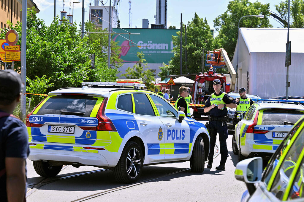 משטרה אחרי תאונה ב רכבת הרים ב פארק השעשועים גרונה לונד ב שטוקהולם שבדיה