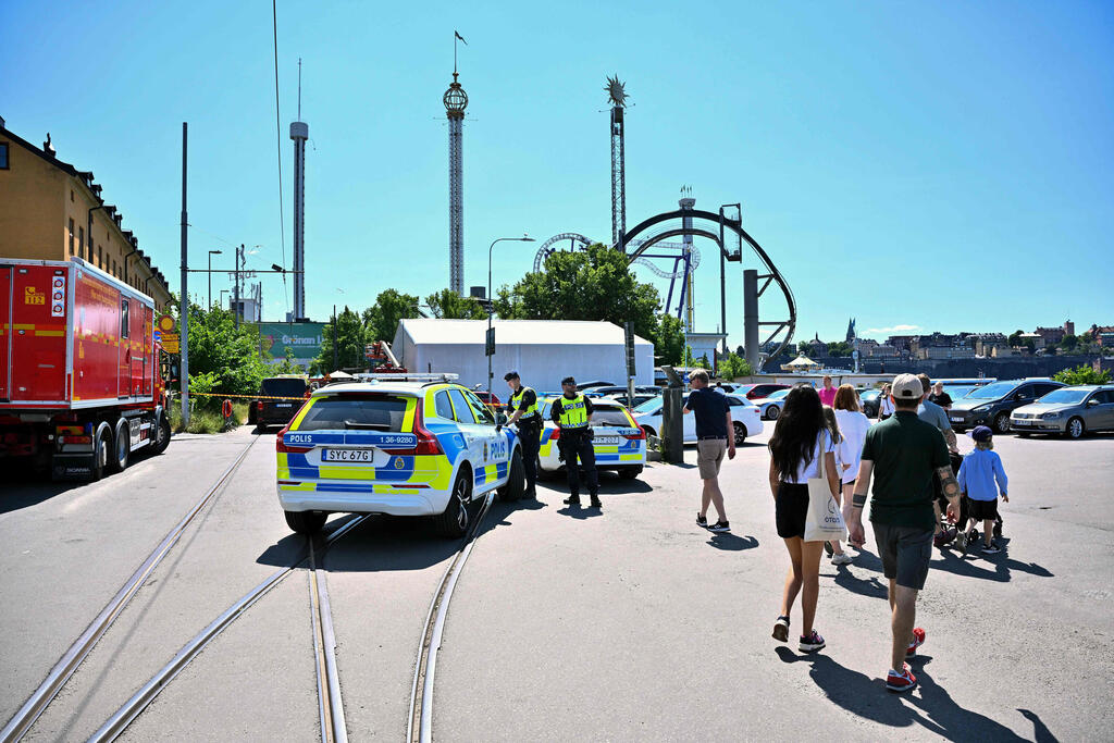 משטרה אחרי תאונה ב רכבת הרים ב פארק השעשועים גרונה לונד ב שטוקהולם שבדיה