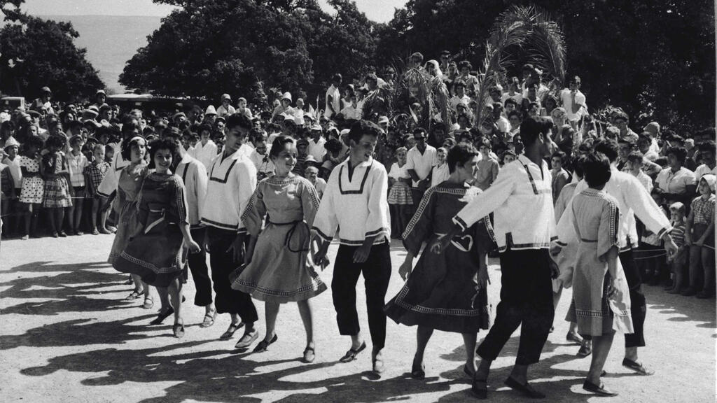 ריקודי עם בחורשת טל, 1963