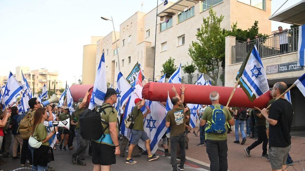 מחאת המילואימניקים מול ביתו של יריב לוין