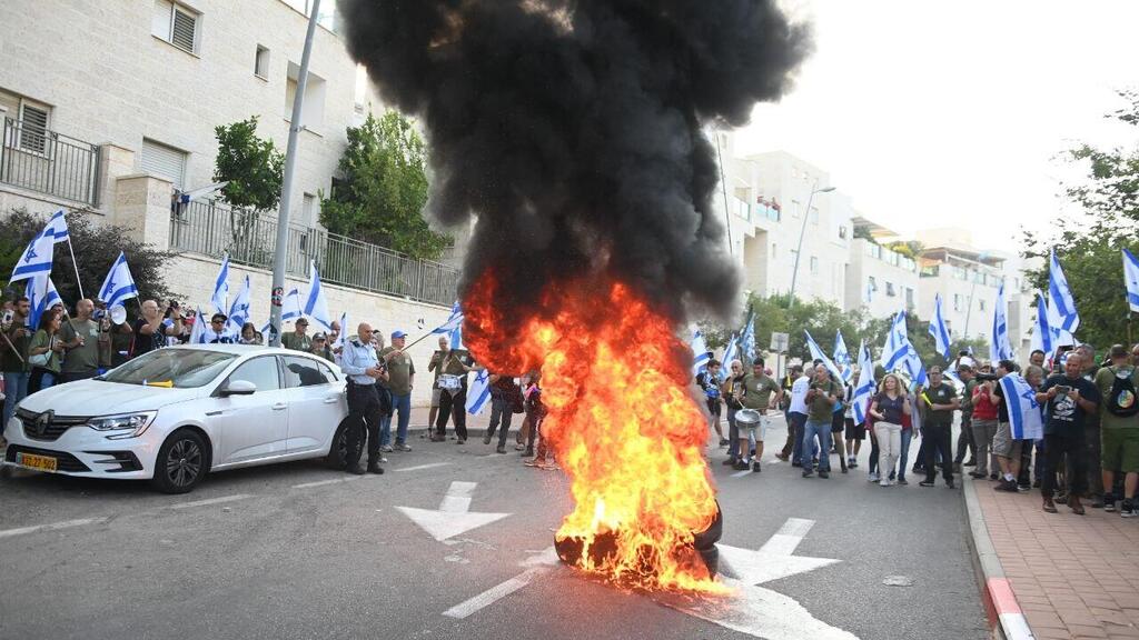 מחאת המילואימניקים מול ביתו של יריב לוין
