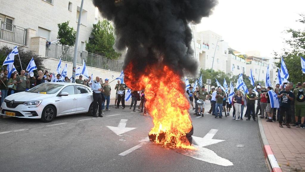 מחאת המילואימניקים מול ביתו של יריב לוין
