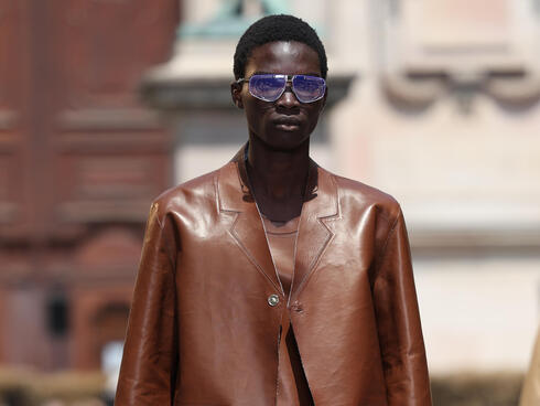 "בית האופנה מקודד מחדש את המורשת שלו". משקפי שמש בתצוגת אביב-קיץ 2024 של זניה