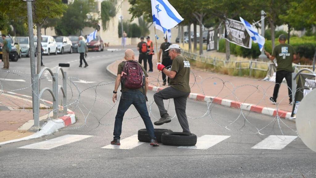 מחאת המילואימניקים מול ביתו של יריב לוין