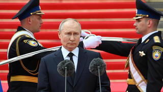 נשיא רוסיה ולדימיר פוטין לנואם לאנשי כחות הביטחון מחוץ ל הקרמלין ב מוסקבה בצל מרד כושל נגד שלטונו