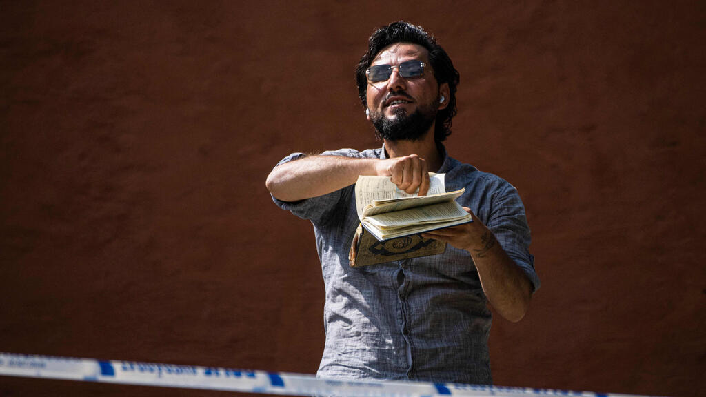פעיל במהלך הפגנה שבה הצית שרף קוראן מולך מסגד ב שטוקהולם שבדיה