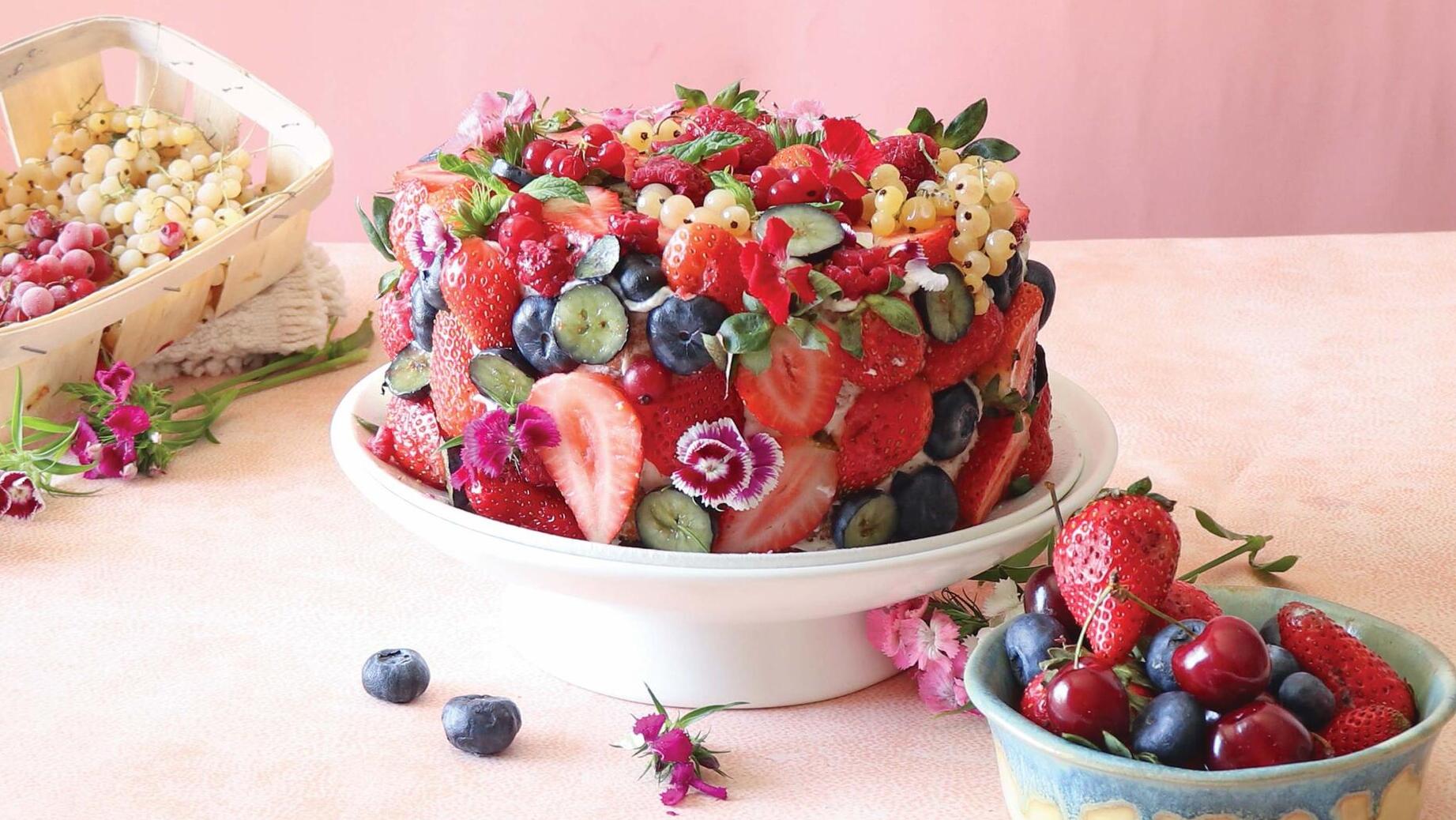 עוגת אוכמניות בחושה בציפוי פירות יער 