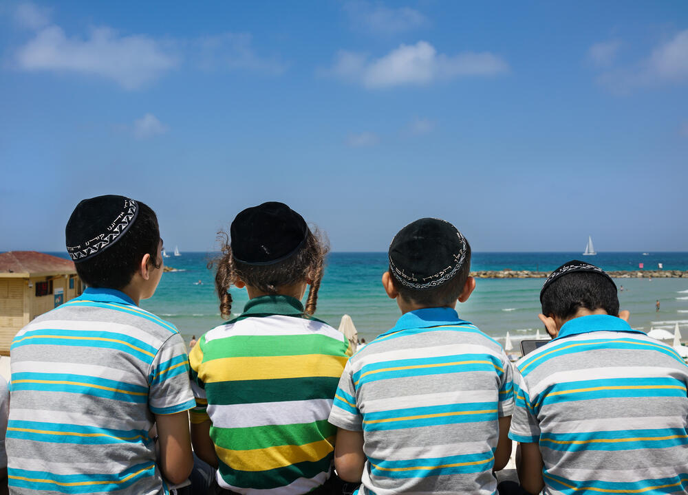 ילדים חרדים משקיפים על הים התיכון בתל אביב