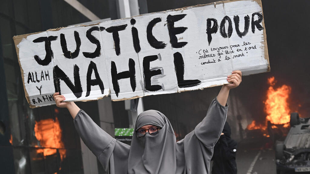 צרפת תהלוכה ב נאנטר פרבר ליד פריז בעקבות הרג הנער נאהל  29 ביוני