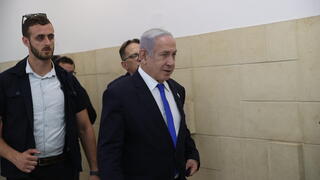 ראש הממשלה בנימין נתניהו נכנס לאולם הדיונים בזמן עדות ארנון מילצ'ן מברייטון