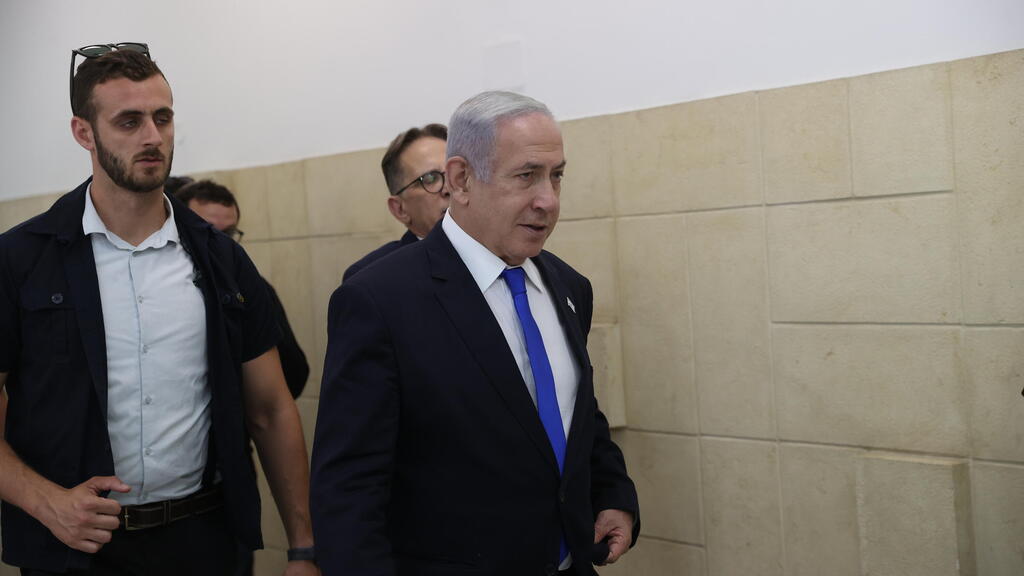 ראש הממשלה בנימין נתניהו נכנס לאולם הדיונים בזמן עדות ארנון מילצ'ן מברייטון