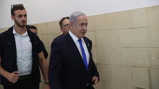 ראש הממשלה בנימין נתניהו נכנס לאולם הדיונים בזמן עדות ארנון מילצ'ן מברייטון