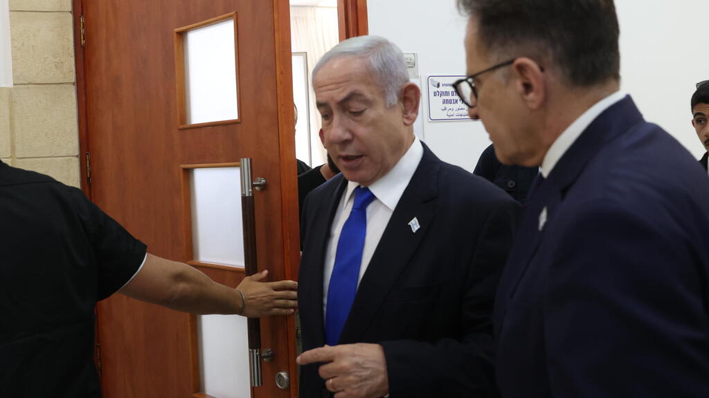 ראש הממשלה בנימין נתניהו יוצא מאולם הדיונים עדות ארנון מילצ'ן מברייטון