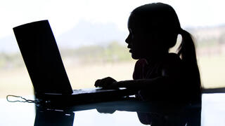 ילדה משתמשת במחשב