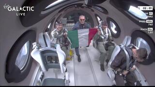 דגל איטליה מונף בחלל