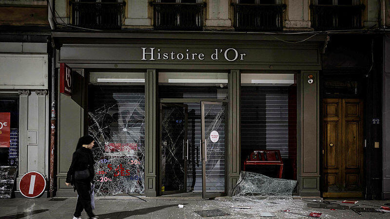 חנות שנבזזה בליון במהלך ההתפרעויות בצרפת