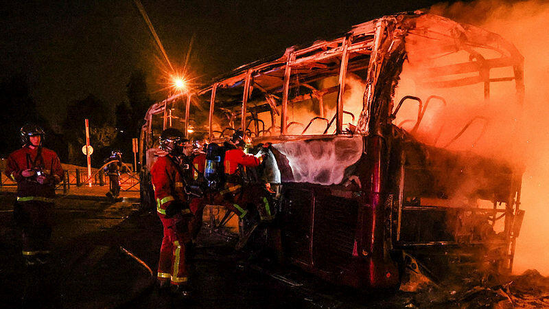 אוטובוס שהוצת הלילה במהומות בפריז בעקבות מותו של הנער נאהל