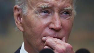 נשיא ארה"ב ג'ו ביידן נואם על פסיקת בית המשפט העליון שביטלה את תוכנית מחיקת חובות סטודנטים שיזם