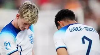 מורגן גיבס ווייט ואנתוני גורדון חוגגים