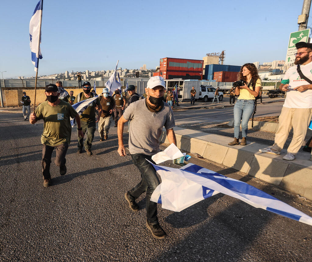 מפגינים חוסמים את הכניסה לנמל חיפה