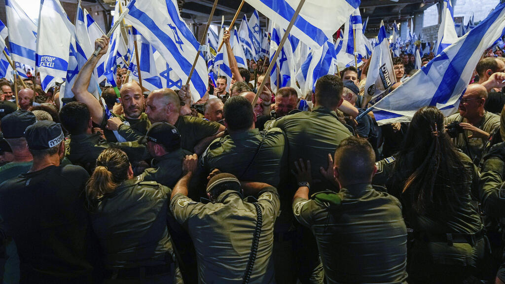 הפגנה מהפכה משפטית נתב"ג 