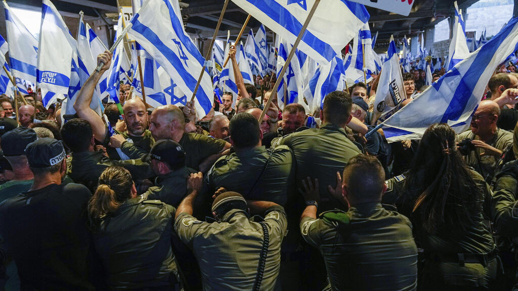 הפגנה מהפכה משפטית נתב"ג 