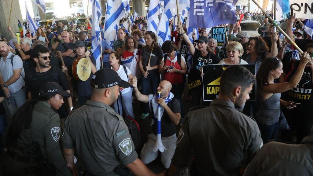 עימותים של מפגינים עם שוטרים בהפגנה נגד המהפכה המשפטית בנתב"ג