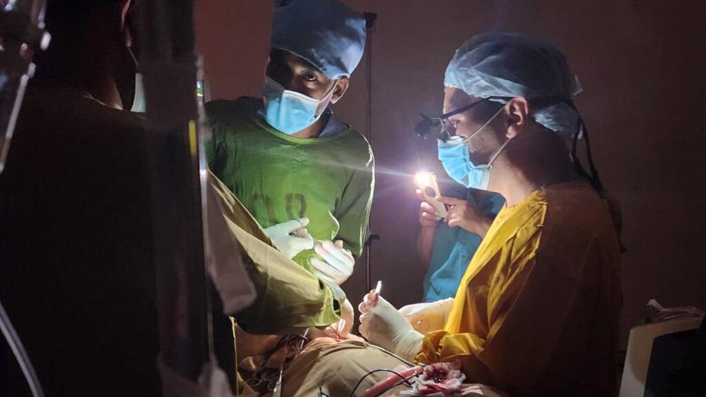 ניתוח בפעוטה בת 3 בסיוע תאורה של טלפונים ניידים של הצוות המנתח בבית חולים באדיס אבבה באתיופיה 