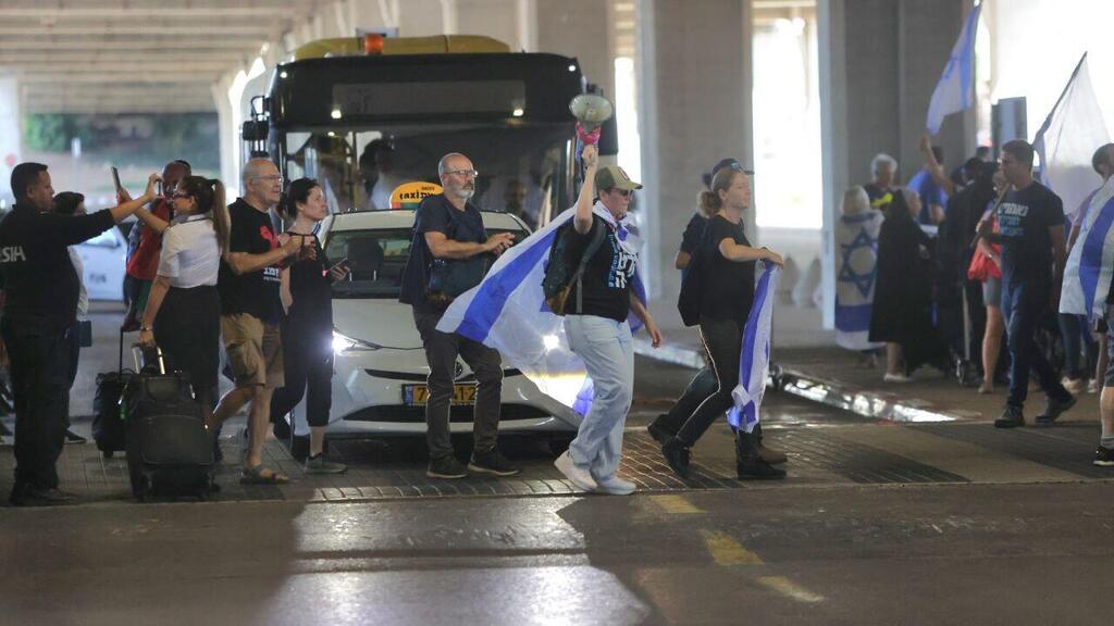 עימותים של מפגינים עם שוטרים בהפגנה נגד המהפכה המשפטית בנתב"ג