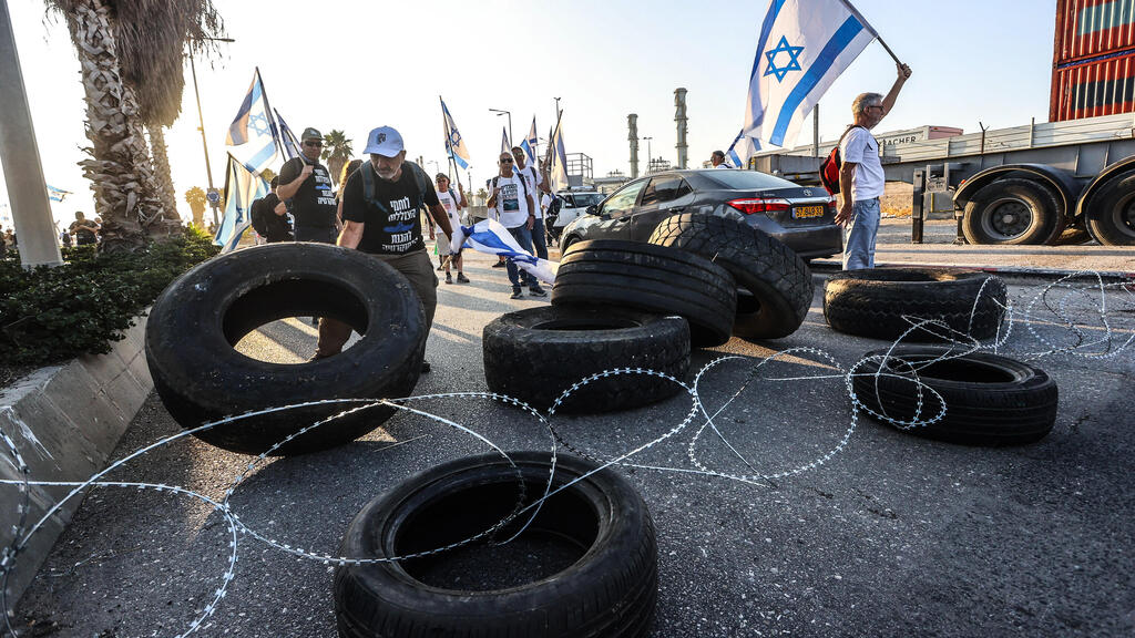 מפגינים חוסמים את הכניסה לנמל חיפה