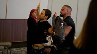  ״בזמן שיש פיגועים הם דואגים לדיקטטורה״ - פעיל אחים לנשק יוצא במחאה נגד ח''כים מהקואליציה בכנס של השלטון המקומי