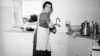 גולדה מאיר מדיחה כלים בביתה בירושלים, זמן קצר לאחר מינויה לשרת החוץ