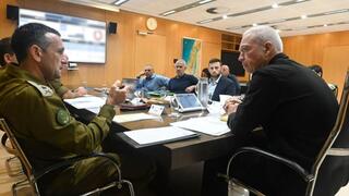 שר הביטחון יואב גלנט בערכת מצב עם הרמטכ״ל רב-אלוף הרצי הלוי, ראש השב״כ רונן בר ובכירים נוספים במערכת הביטחון