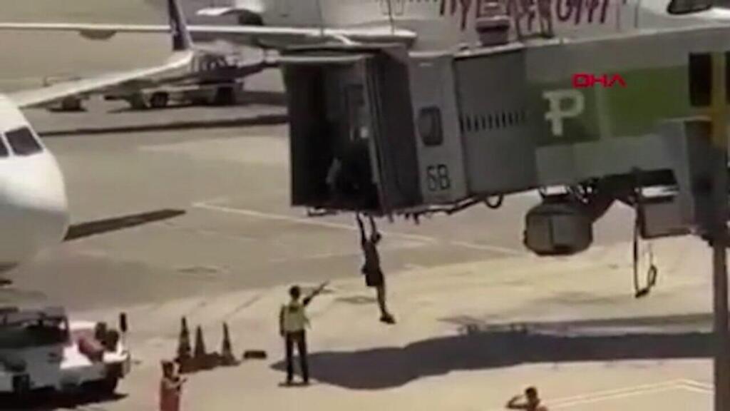 תיעוד: אב ובן ישראלים פורצים את שרוול המטוס וקופצים מגובה 3 מטרים כדי לעצור את הטיסה שפספסו בשדה התעופה באיסטנבול, טורקיה