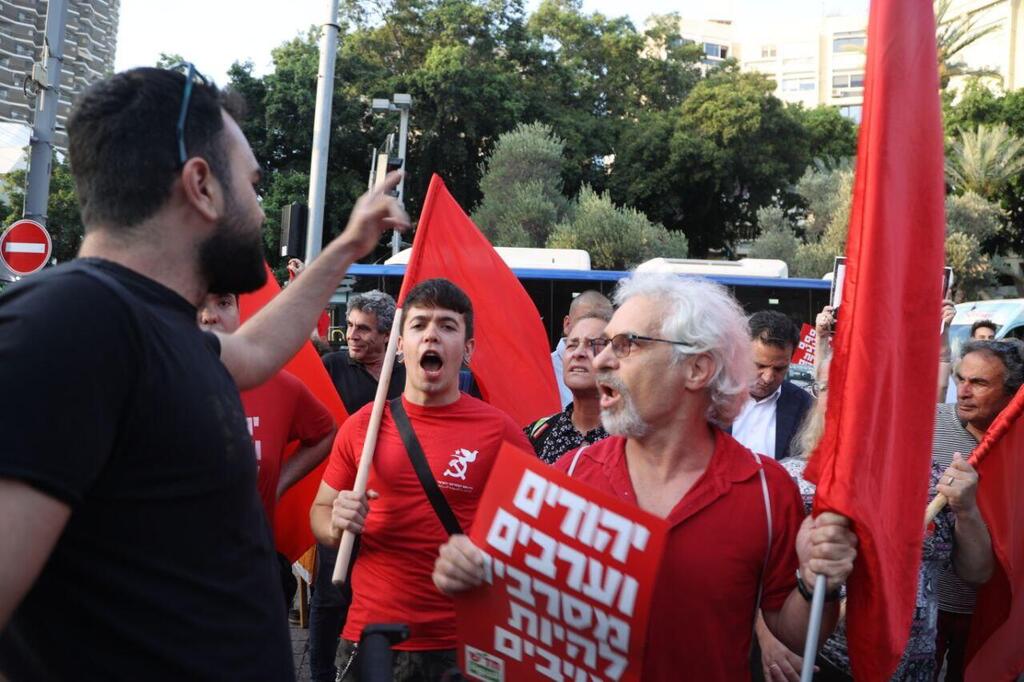 Акция в Тель-Авиве. Надпись на плакате: "Евреи и арабы отказываются быть врагами" (Фото: Моти Кимхи) הפגנה נגד מבצע "בית וגן" בתל אביב