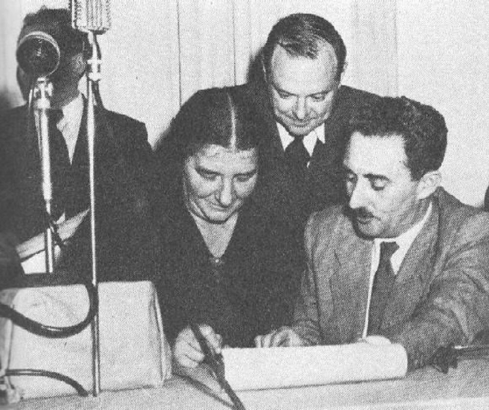 גולדה מאיר חותמת על מגילת העצמאות ביום הכרזת המדינה