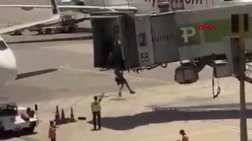 תיעוד: אב ובן ישראלים פורצים את שרוול המטוס וקופצים מגובה 3 מטרים כדי לעצור את הטיסה שפספסו בשדה התעופה באיסטנבול, טורקיה